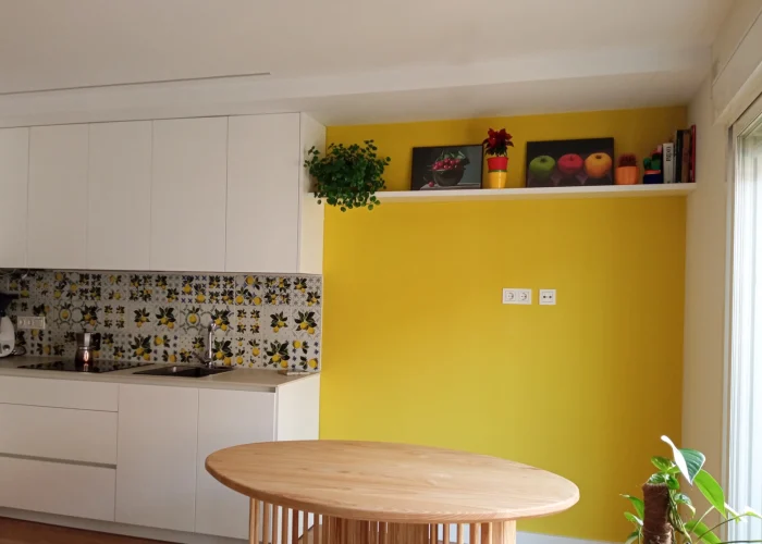 cocina con pared amarilla