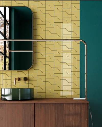 baño con azulejos amarillos